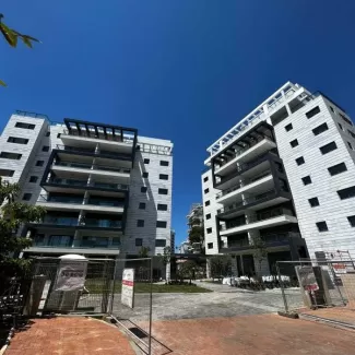 שני הבניינים