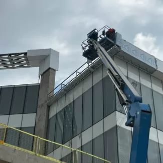 ביצוע הרכבה בחזית כניסה